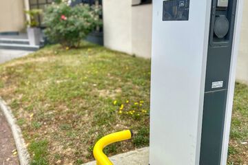 Electric vehicle charging station