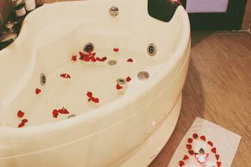 Deep soaking bathtub