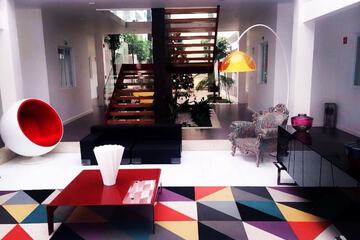 Lobby lounge