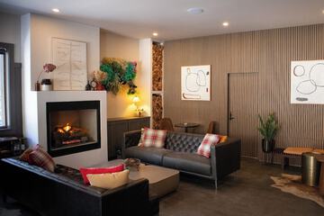 Lobby lounge