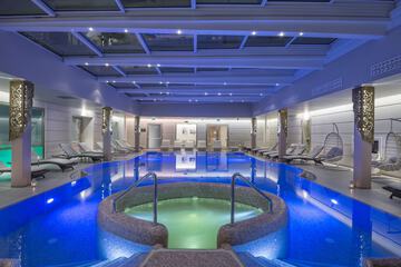 Indoor spa tub