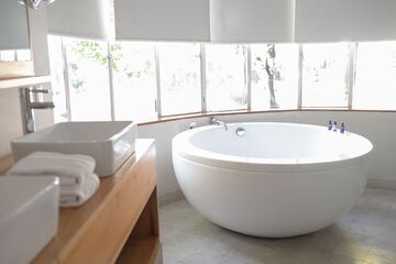 Deep soaking bathtub