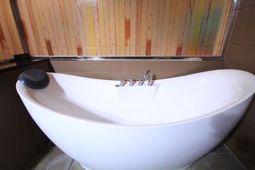 Deep soaking bathtub