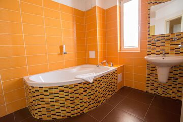 Deep soaking bathtub