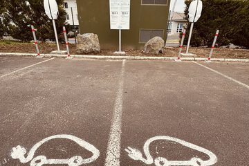 Electric vehicle charging station