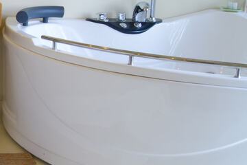 Deep soaking bathtub