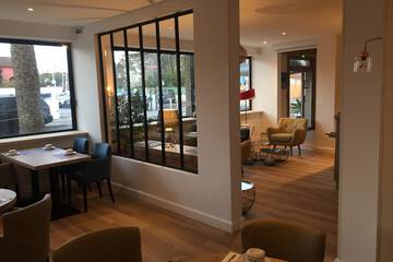 Lobby lounge