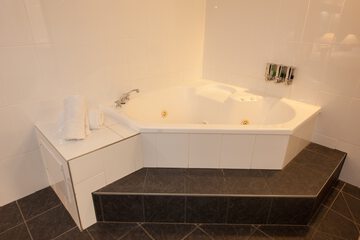 Jetted tub
