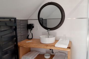 Bathroom sink
