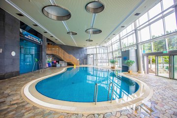 Indoor/outdoor pool