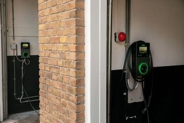 Electric vehicle charging station