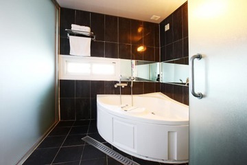 Deep soaking bathtub