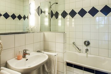 Deep soaking bathtub