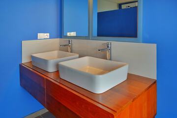 Bathroom sink