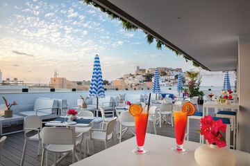Poolside bar