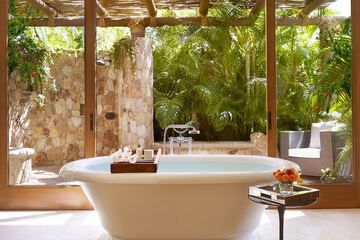 Deep soaking bathtub