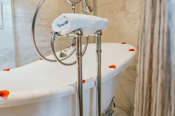 Deep soaking bathtub