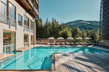 Indoor/outdoor pool