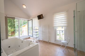 Private spa tub