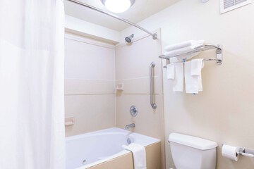 Deep soaking bathtub