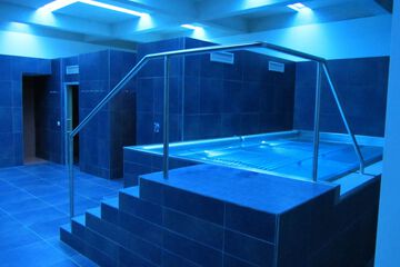 Indoor spa tub