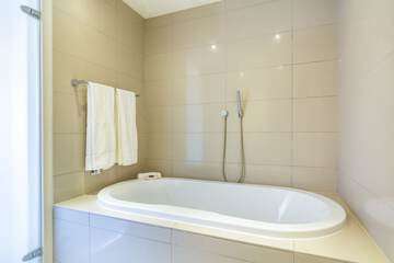 Deep soaking bathtub