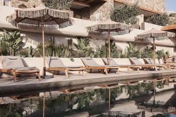 Swim-up bar