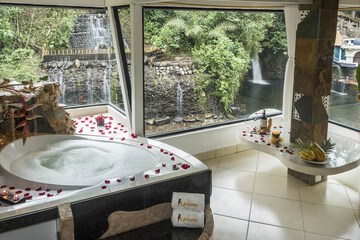 Private spa tub