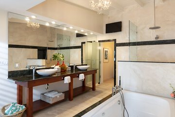 Deep soaking bathtub