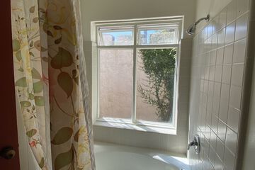 Deep soaking bathtub