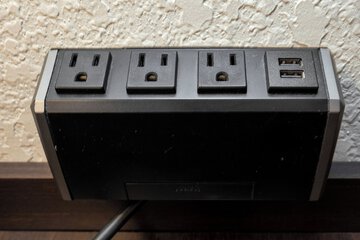 Electric vehicle charging station