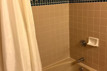 Deep soaking bathtub