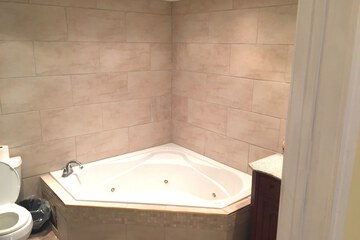 Jetted tub