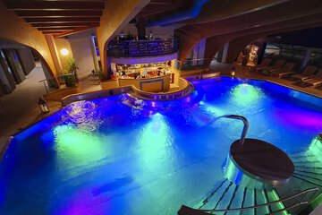 Swim-up bar