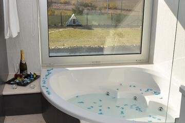 Jetted tub