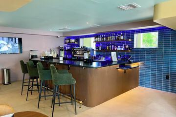 Lobby lounge