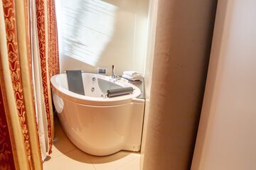 Private spa tub