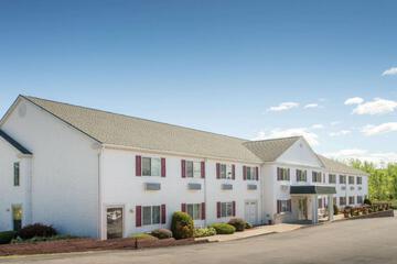 Super 8 by Wyndham Webster / Rochester
