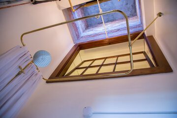 Deep soaking bathtub