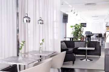 Lobby lounge