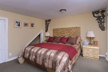 Room 8 of 35