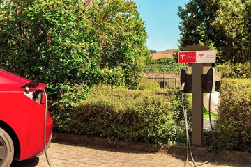 Electric vehicle charging station