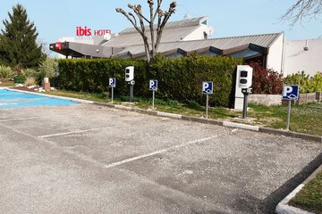 Electric vehicle charging station