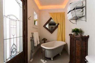 Deep soaking bathtub