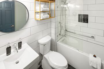 Deep soaking bathtub