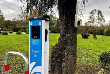 Electric vehicle charging station