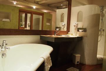 Deep soaking bathtub