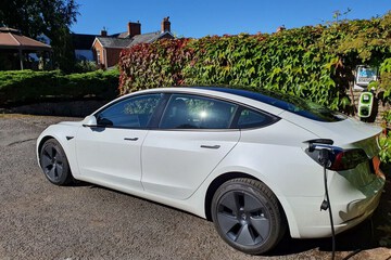 Electric vehicle charging station