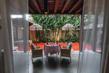 Couples dining
