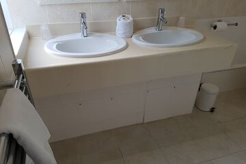 Bathroom sink